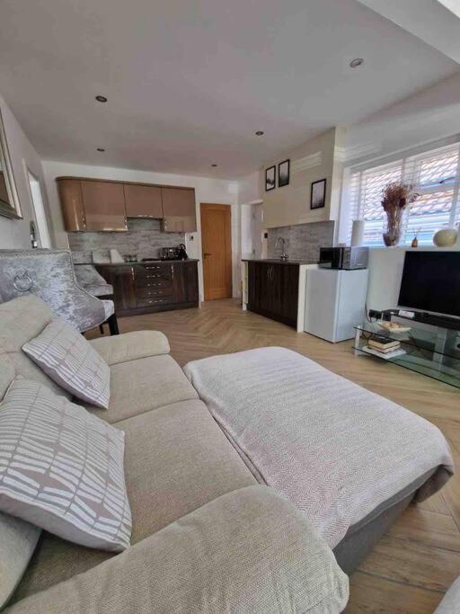Lovely Studio Annex In Lilliput Poole Bagian luar foto